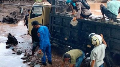 Aksi Heroik Sat Polairud Polres Bima Bantu Evakuasi Truk Terjebak Banjir di Jembatan So Nampa