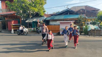 Personel Polsek Rasanae Timur dan Polsubsektor Raba Laksanakan Rawan Pagi, Bantu Anak Sekolah Menyebrang Jalan