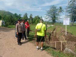 BHABINKAMTIBMAS DESA DOREBARA TINJAU PEMBUATAN SALURAN IRIGASI UNTUK DUKUNG KETAHANAN PANGAN