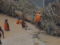 Sat Polairud Polres Bima Kota Lakukan Pencarian Korban Terseret Banjir di Dam Rontu dan Perairan Teluk Bima