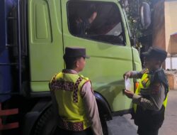 Personel Polsek KPL Poto Tano Melaksanakan pemeriksaan kendaraan yang keluar masuk pelabuhan