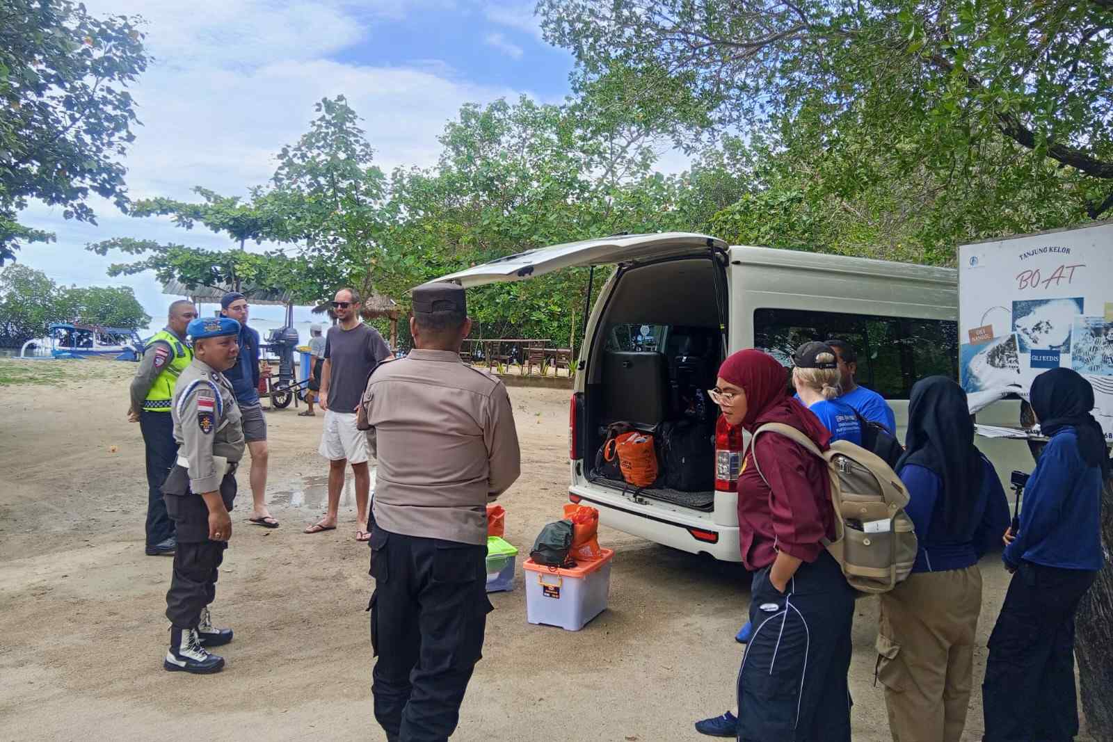 Patroli Dialogis Polsek Sekotong Sasar Wisatawan Pesisir Pantai