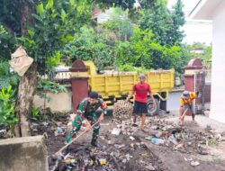 Antisipasi Banjir, Babinsa Kekalik Jaya Gerak Cepat Bersihkan Irigasi