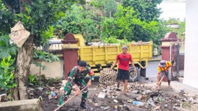 Antisipasi Banjir, Babinsa Kekalik Jaya Gerak Cepat Bersihkan Irigasi