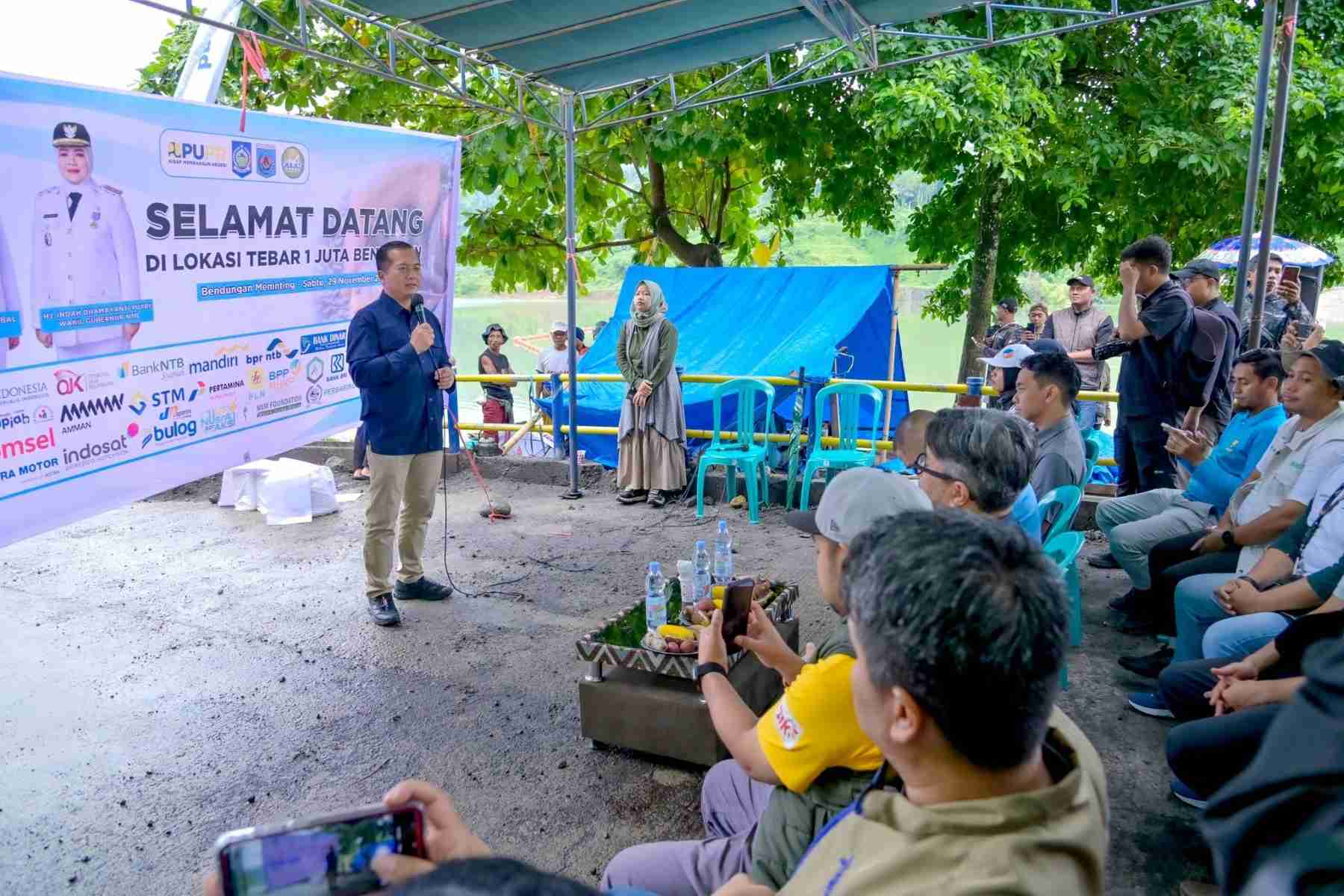 Bank Mandiri Bersama FWE NTB Tebar Benih Ikan di Lombok Barat.
