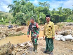 Babinsa Respons Cepat Pantau Jembatan Rusak Pasca Hujan Deras