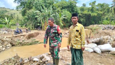 Babinsa Respons Cepat Pantau Jembatan Rusak Pasca Hujan Deras