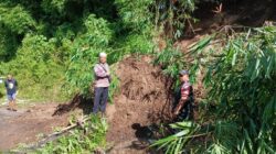 Babinsa Gerak Cepat Cek Longsor di BTN Dopang