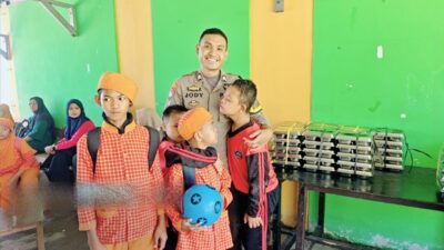 Bhabinkamtibmas Labuhan Alas Monitor Pendistribusian Makanan Bergizi ke 8 Sekolah
