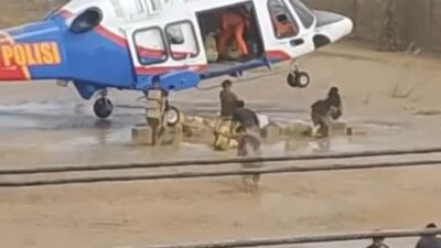 Meski Dengan Risiko Pendaratan, Helikopter Poludara Baharkam Polri Berhasil Dropping Logistik Bantuan ke Aceh Tamiang