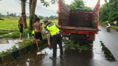 Satlantas Lombok Barat Sigap Atasi Truk Mogok di Jalur Padat