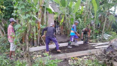 Sinergi Babinsa dan Desa Lembar Perbaiki Gang Kebon Bongor