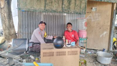 Bhabinkamtibmas Polres Bima Kota Imbau Pembeli Besi Tua Agar Lebih Selektif dan Waspada