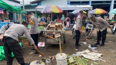 Polsek Rasanae Barat Polres Bima Kota Gelar Karja Bakti Bersihkan Pasar Raya Amahami