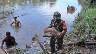 Kolaborasi Babinsa dan Warga Wujudkan Lingkungan Ampenan Bersih