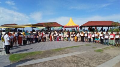 Kodim 1606/Mataram Serahkan Bantuan Sosial untuk 200 Pekerja Kebersihan dan Tukang Parkir