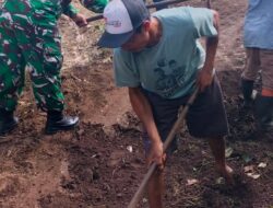 Babinsa dan Warga Genggelang Bangun Akses Demi Ekonomi Desa