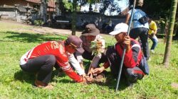 Pererat Silaturahmi, Bhabinkamtibmas dan Warga Desa Sukamaju Kompak Tanam Pohon Buah