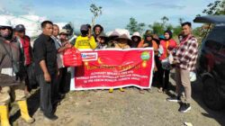 Alfamart dan FWE NTB Berbagi Paket Berbuka Puasa untuk Pemulung di TPA Kebon Kongok.