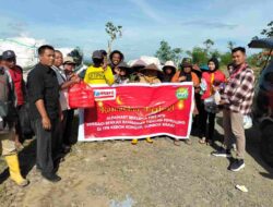 Alfamart Salurkan Paket Berbuka Puasa untuk Pemulung di TPA Kebon Kongok