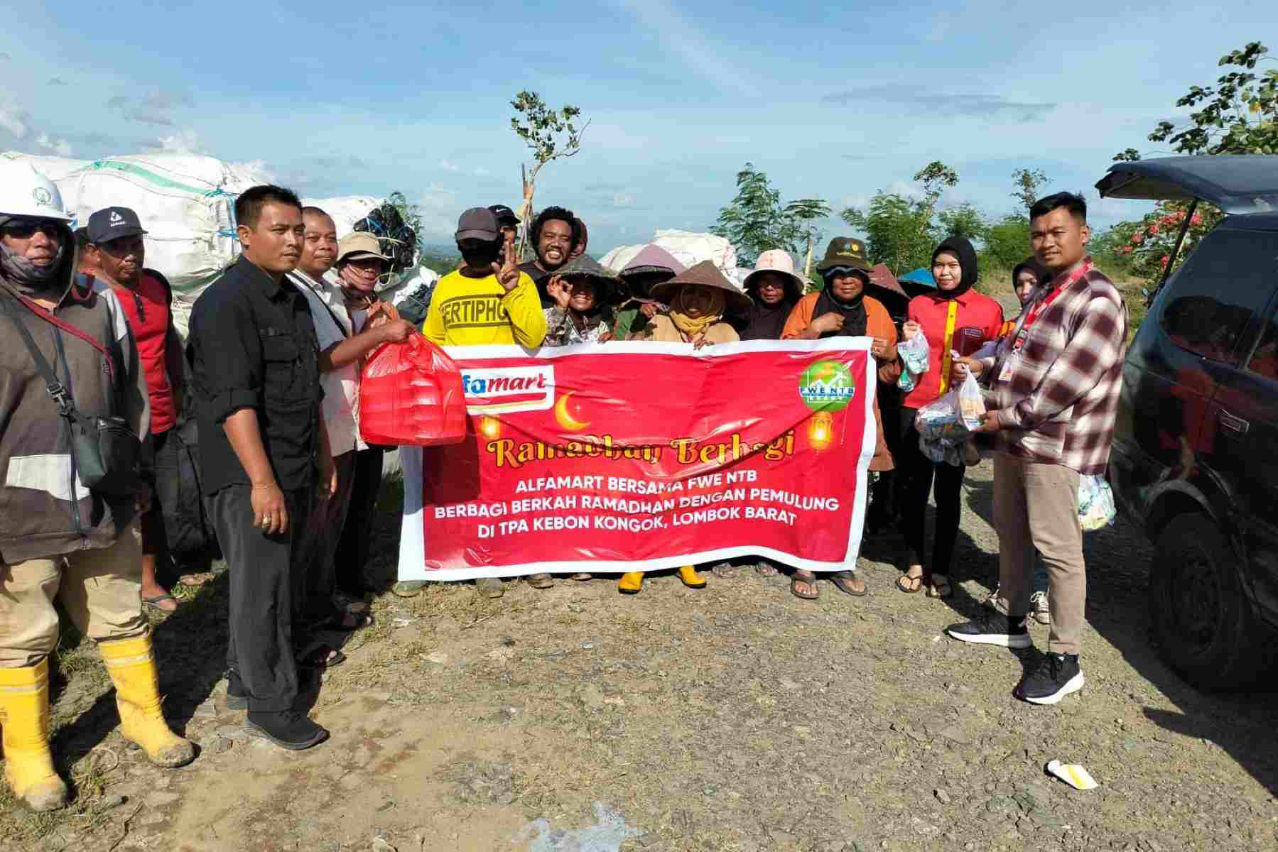 Alfamart dan FWE NTB Berbagi Paket Berbuka Puasa untuk Pemulung di TPA Kebon Kongok.