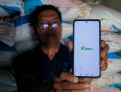 Tak Lagi Ribet, Petani di Lombok Tebus Pupuk Subsidi Lewat i-Pubers