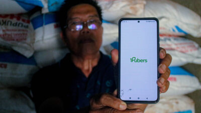 Tak Lagi Ribet, Petani di Lombok Tebus Pupuk Subsidi Lewat i-Pubers