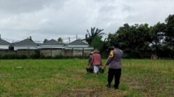 Tak Perlu Mahal, Bhabinkamtibmas Karang Bongkot Ajak Warga Mandiri Lewat Ketahanan Pangan di Lahan Sempit