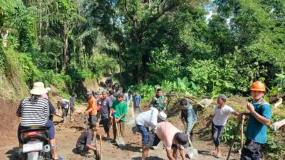 Semangat Kebersamaan Perkuat Jalan Rusak Pascahujan Deras