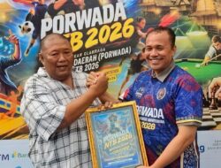 Kadiskominfo Serahkan Piagam Kepada Juri Jurnalistik dan Fotografi Porwada 2026.