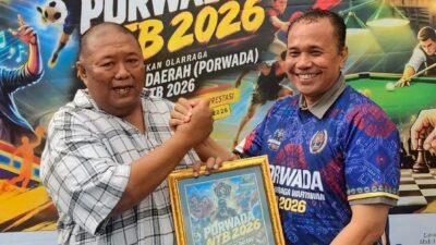 Kadiskominfo Serahkan Piagam Kepada Juri Jurnalistik dan Fotografi Porwada 2026.