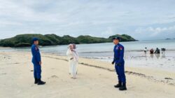 Personel Pospam Siaga SAR Ditpolairud Polda NTB Intensifkan Himbauan Keselamatan di Pantai Kuta Mandalika