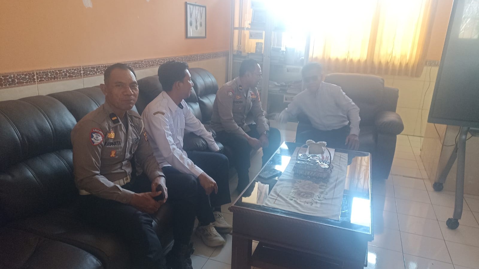 Polres Lombok Barat Gandeng Guru SMAN 2 Gerung Cegah Kenakalan Remaja di Sekolah