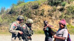 Menyapa dari Jantung Papua, Patroli Humanis Satgas Damai Cartenz Perkuat Kedekatan dengan Warga Ilaga