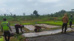 Anggota Bhabinkamtibmas Polsek Jenu Polres Tuban Turun ke Ladang, sambang lahan pertanian.