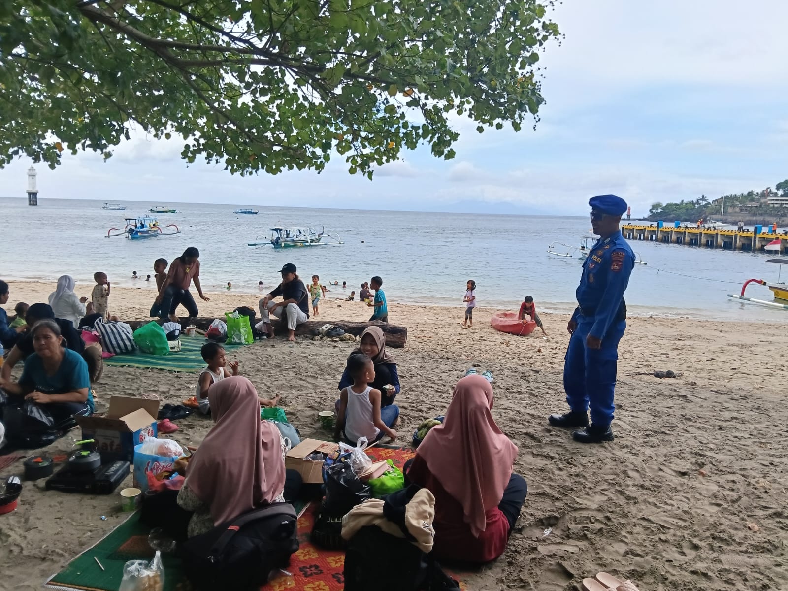 Polisi Imbau Wisatawan Senggigi Waspada Cuaca dan Awasi Anak