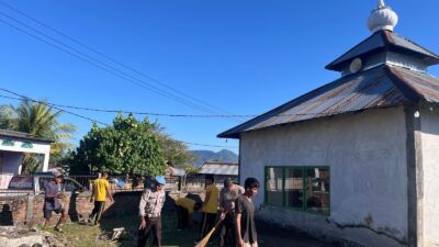 Bhakti Religi, Hari Bhayangkara ke-80 Polsek Tambora Bersihkan Mushola Al- Ikhlas di Desa Labuhan Kananga