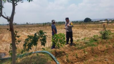 Dukung Program Asta Cita, Anggota Polsek Kerek Dampingi Petani Olah Lahan