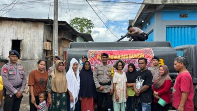 Respon Cepat Kebutuhan Warga, Sat Brimob Polda NTB Salurkan Bantuan Air Bersih di Kota Bima