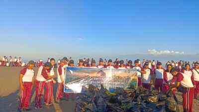 Sambut Hari Bhayangkara ke-80, Kapolda NTB Pimpin Aksi Bersih Pantai di Ampenan
