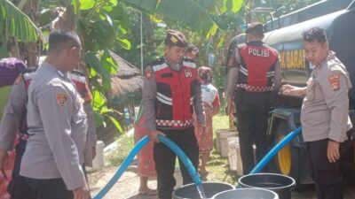 Polres Lombok Barat Pasok Air Bersih di Dataran Tinggi