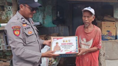 Peduli Lansia, Polsek Pelabuhan Lembar Bagikan Paket Sembako