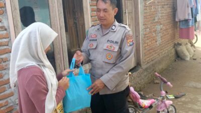 Peduli Warga, Polsek Lembar Bagikan Sembako di Dusun Kebon Talo
