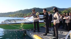 Larung Bunga di Teluk Nara, Polres Lombok Utara Kenang Jasa Pahlawan Sambut Hari Bhayangkara Ke-80