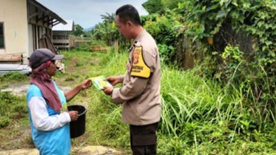 Tak Sekadar Jaga Kamtibmas, Polisi di Labuapi Edukasi Warga Manfaatkan Lahan Rumah untuk Pekarangan Bergizi