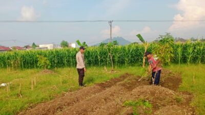Perkuat Ketahanan Pangan Desa, Bhabinkamtibmas Polsek Labuapi Sambangi Petani Karang Bongkot