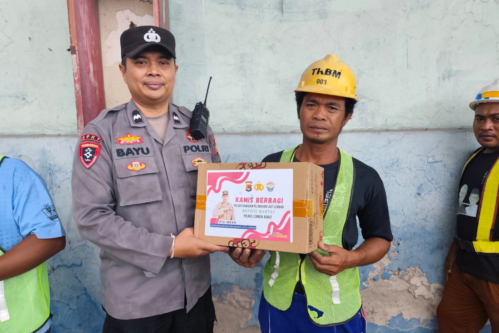 Polsek Kawasan Pelabuhan Lembar Beri Paket Sembako bagi Warga Miskin