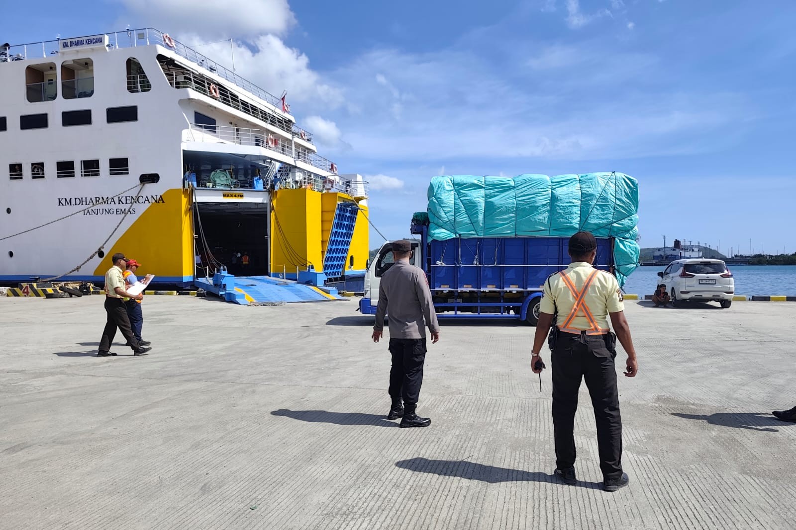 Sinergi Polsek Pelabuhan Lembar Amankan Penyeberangan Rute Surabaya