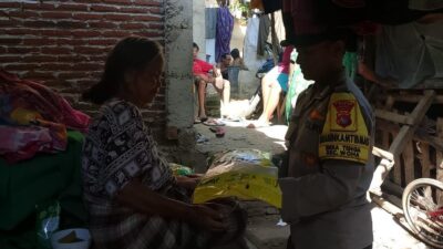 Empati Terhadap Sesama, Melalui Program Polisi Peduli Bhabinkamtibmas Polsek Woha Santuni Para Lansia di Desa Binaan