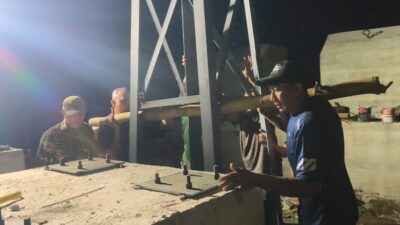 Pemasangan Tiang Pilon Jembatan Perintis Garuda, Simbol Kokohnya Sinergi TNI dan Warga